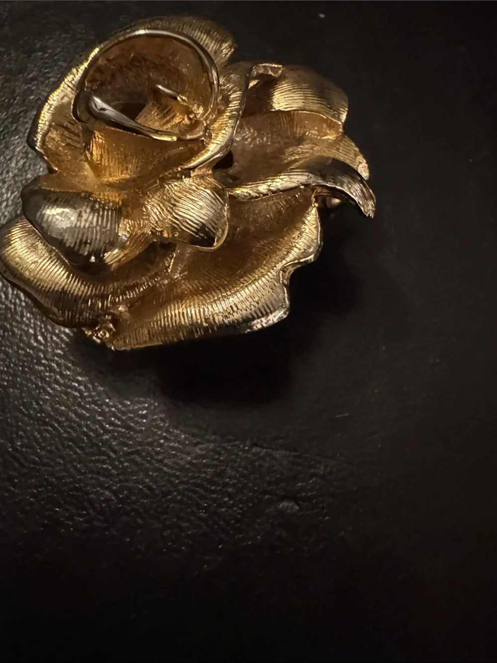 Vintage Joan Rivers flower gold tone brooch